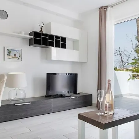 Gabrielle Apartment, Apartment *
